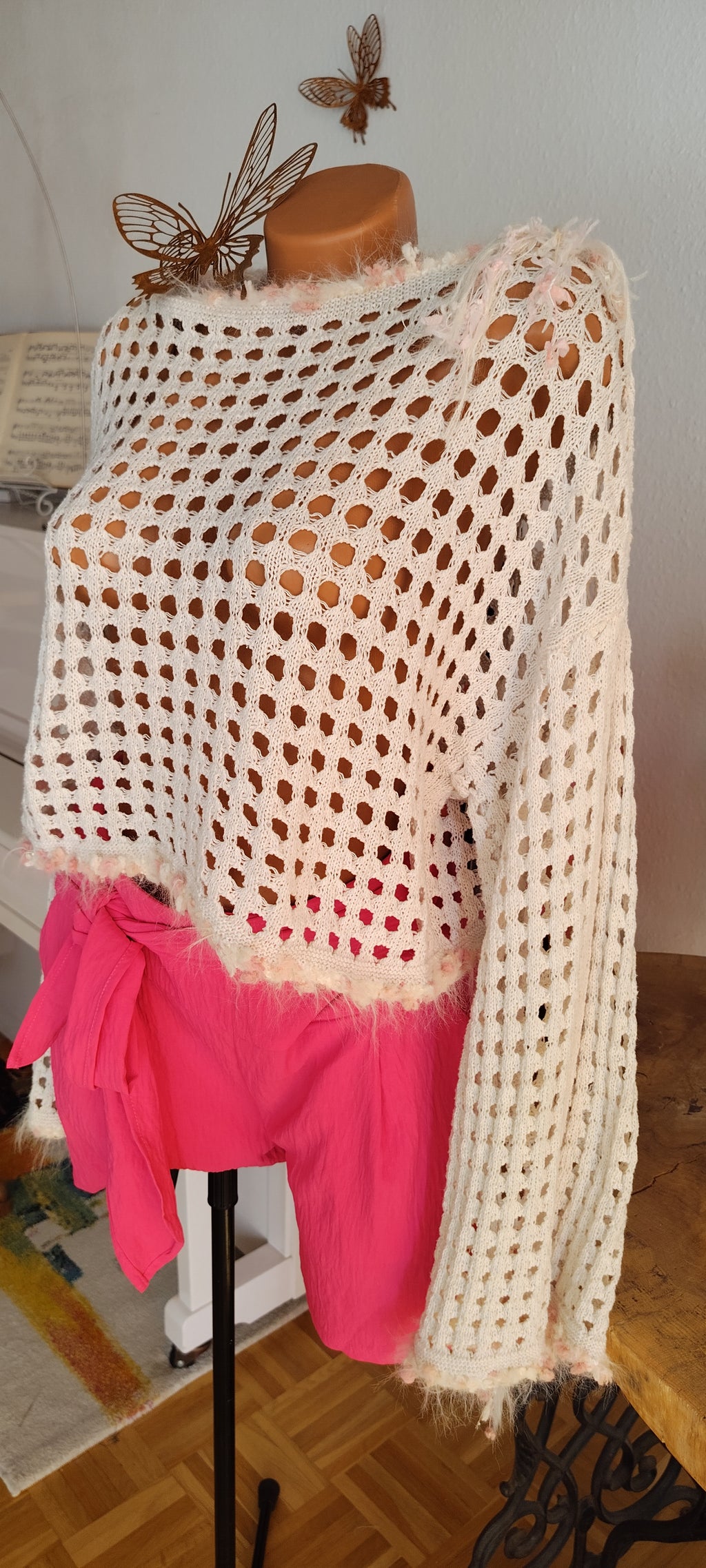 Gehäkelter Crop-Sweater mit Kunstfell-Besatz