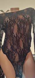 Schwarzer Spitzen-Bodysuit mit Glockenärmeln