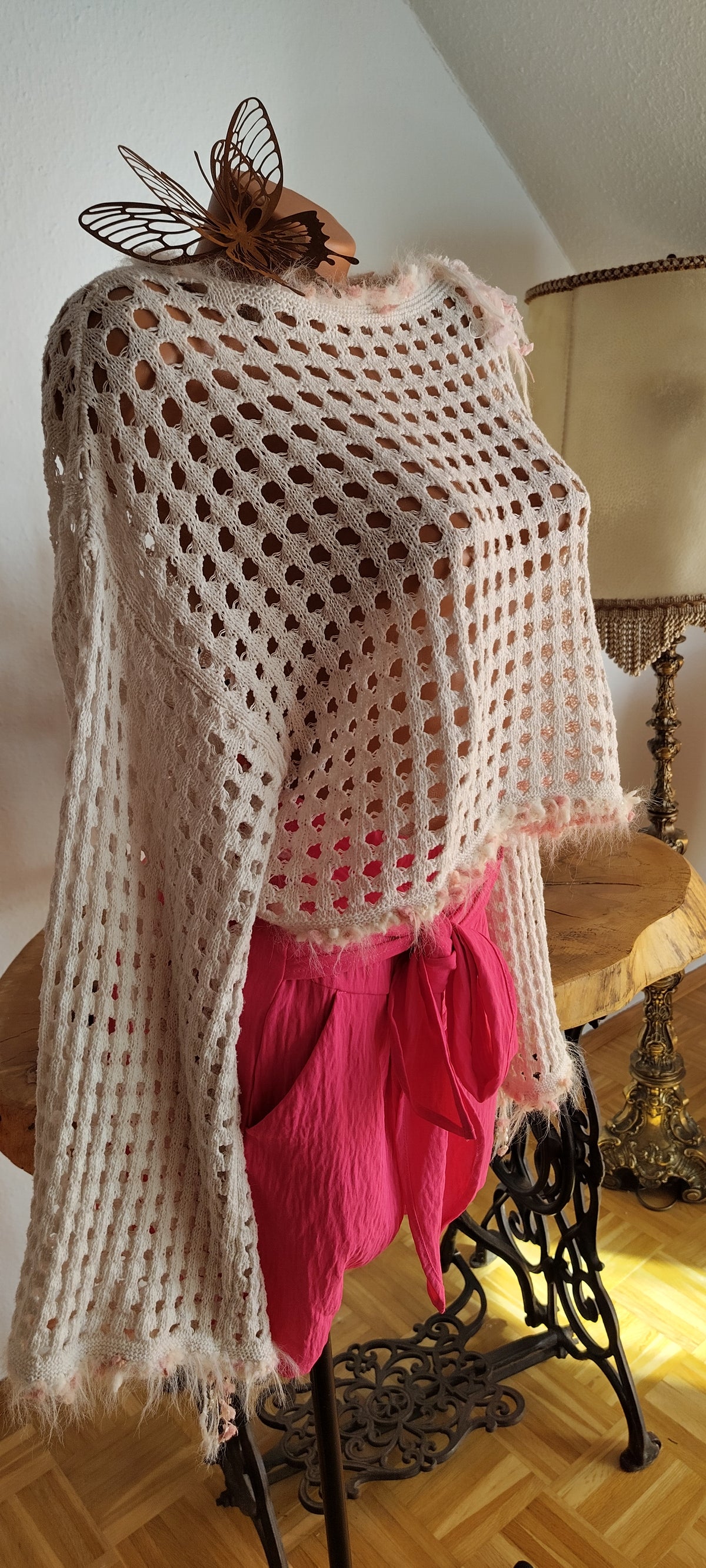 Gehäkelter Crop-Sweater mit Kunstfell-Besatz