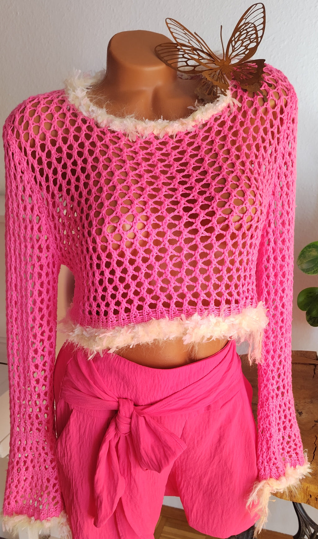 Gehäkelter Crop-Sweater mit Kunstfell-Besatz