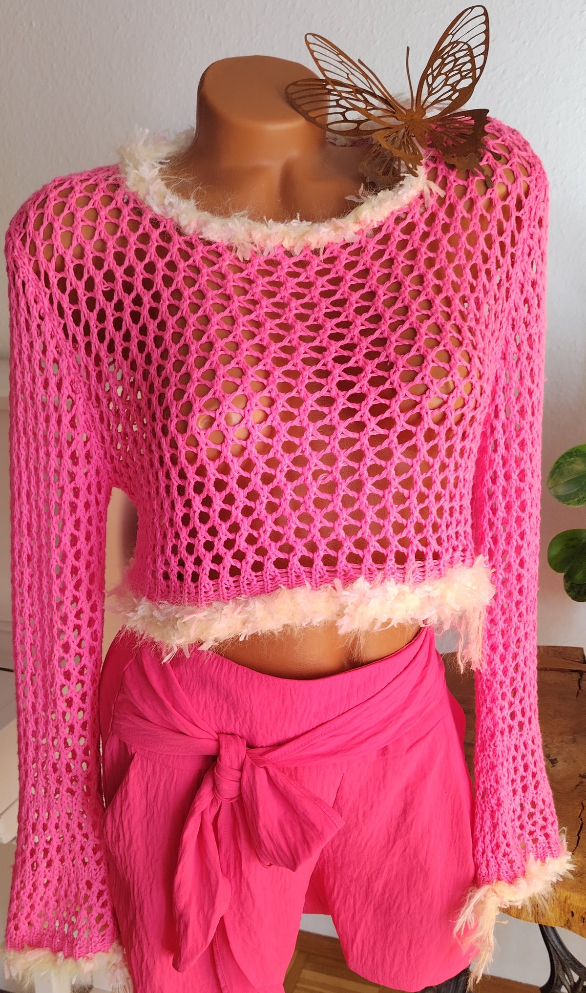 Gehäkelter Crop-Sweater mit Kunstfell-Besatz