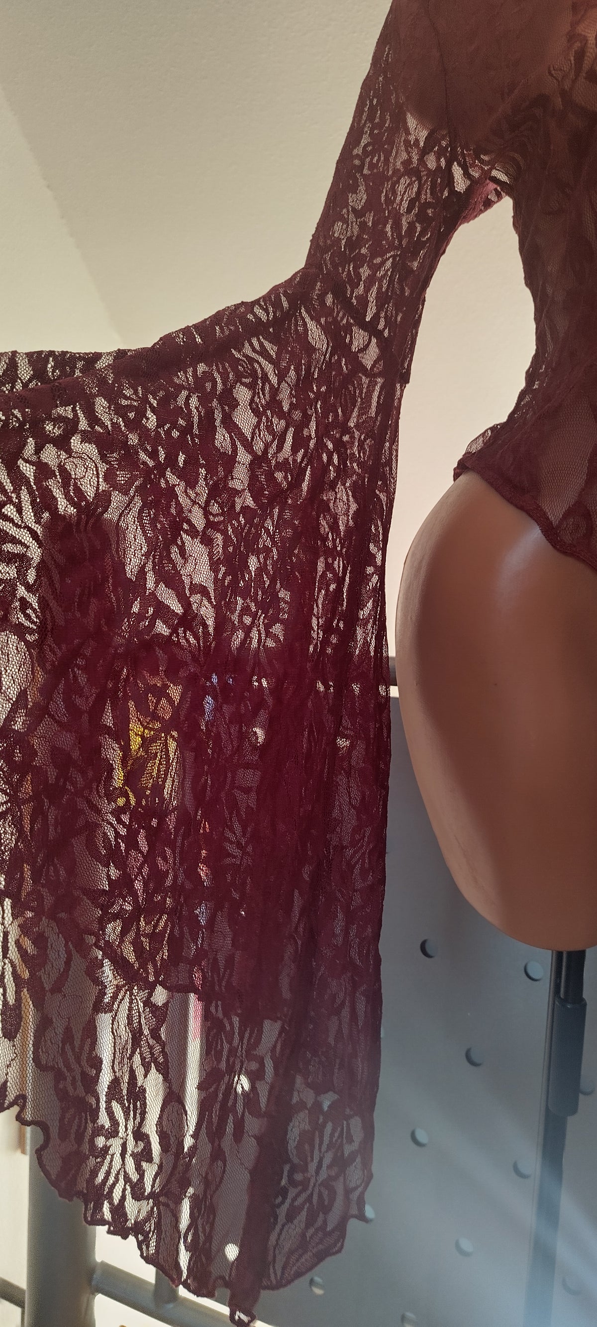 Schwarzer Spitzen-Bodysuit mit Glockenärmeln