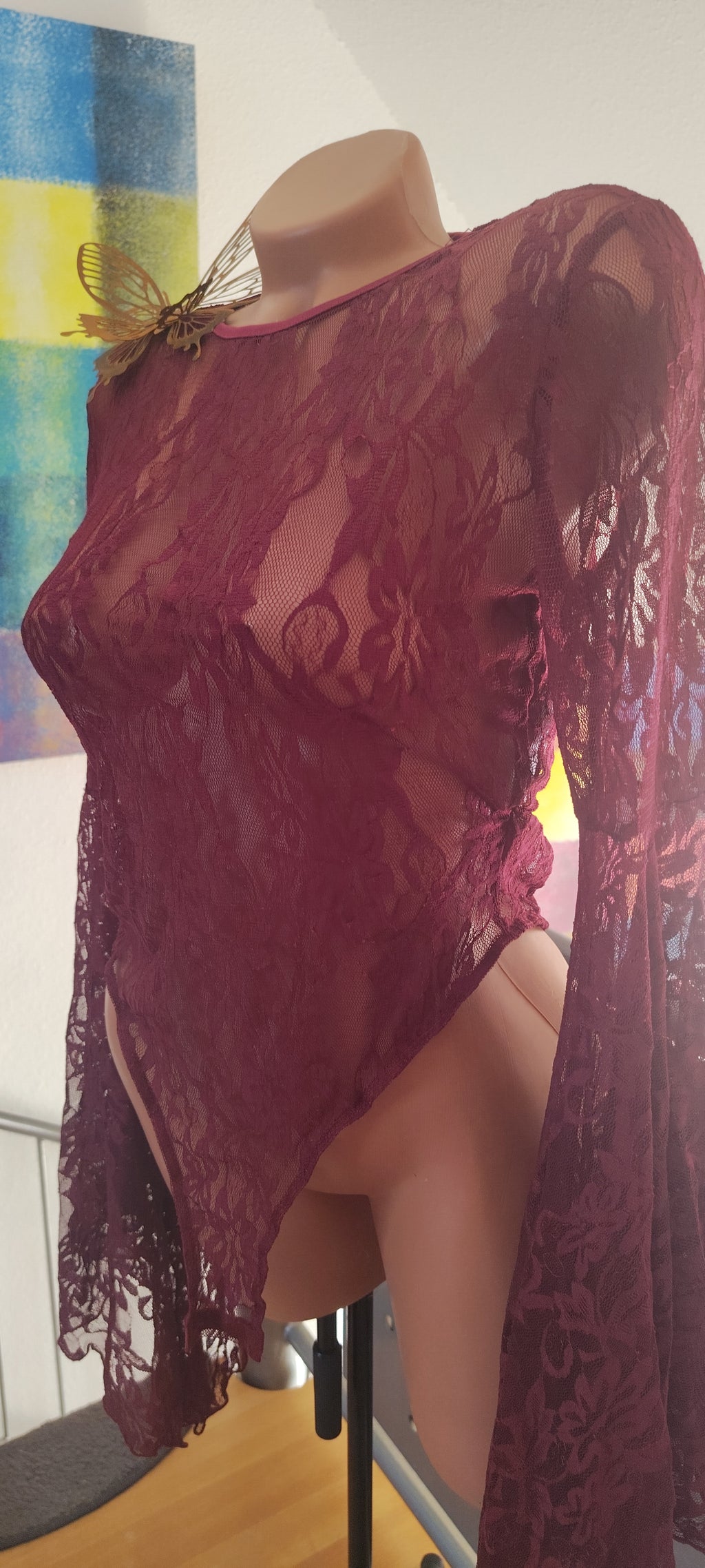 Schwarzer Spitzen-Bodysuit mit Glockenärmeln